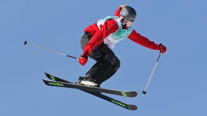 GB's Muir qualifies for big air skiing final, Gu advances after crash