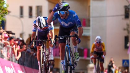 Giro d’Italia | Pelayo Sánchez klopt Julian Alaphilippe in waanzinnige Strade Bianche-rit