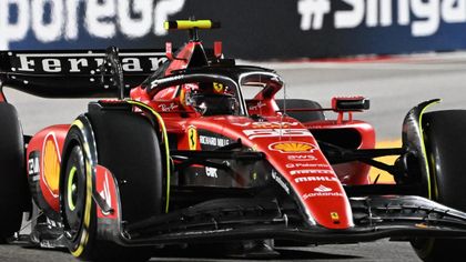 Sainz y Ferrari mandan en Singapur, Alonso está en la pelea y Verstappen, con problemas