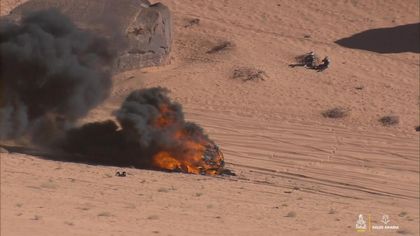 Dakar 2020: No pudieron evitar que su coche fuese devorado por las llamas