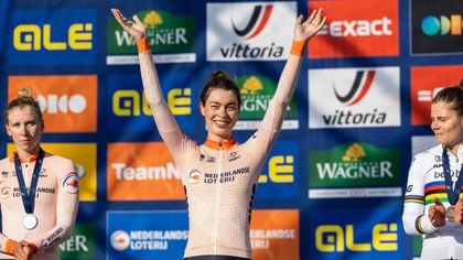 EK wielrennen | Lorena Wiebes niet blij met zilver na verrassingsaanval gouden Bredewold