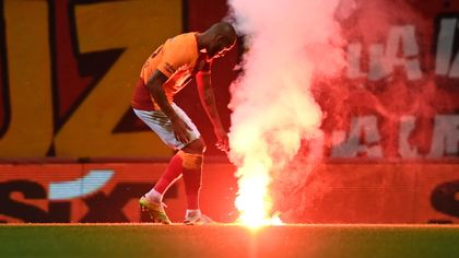 Un fumigène interrompt Galatasaray-Fenerbahçe pourtant disputé... à huis clos