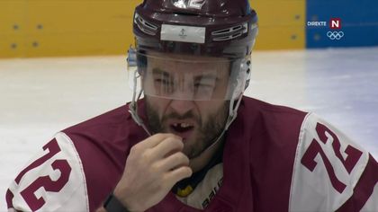 Ublidt møte med svensk kølle: Her ryker tannen til ishockeyspilleren