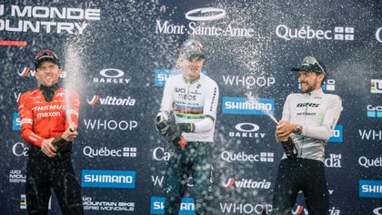 Mont-Sainte-Anne | Tom Pidcock sluit seizoen af met overwinning in verregende XCO-race