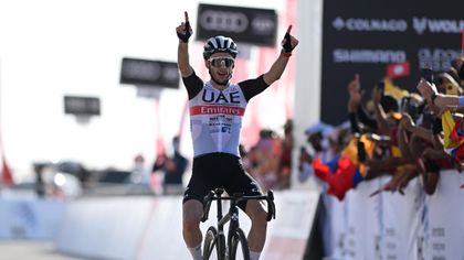 UAE Tour | Adam Yates verslaat Evenepoel op Jebel Hafeet, Belg pakt wel eindzege