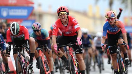 Vuelta Femenina | Uitzinnige Alison Jackson sprint naar overwinning na serie valpartijen