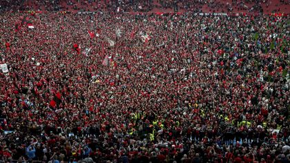 Invasión de campo y cánticos de "Viva España" en Leverkusen
