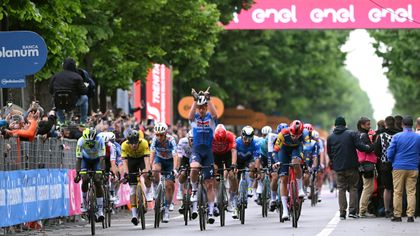 Giro d'Italia | Tim Merlier sprint naar zege, Tadej Pogacar komt 200 meter tekort voor stunt