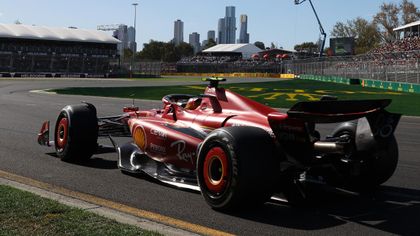 F1 | Carlos Sainz viert rentree met overwinning in Melbourne - zeldzame uitvalbeurt Verstappen