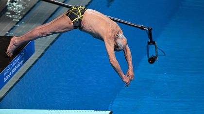 Ma 100 lat, znów wskoczył do wody. Wzruszający moment mistrzostw świata