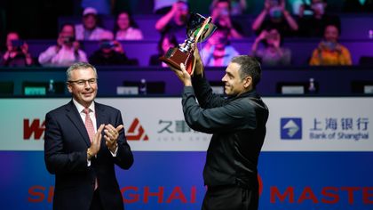 Watch O'Sullivan lift the Shanghai Masters trophy