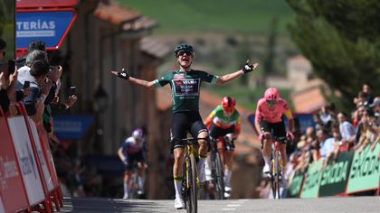 Vos powers to impressive victory on Stage 7, Vollering stays in red