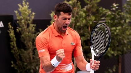 Djokovic megizzadt, de negyeddöntős Adelaide-ben, Fucsovics elődöntős Canberrában