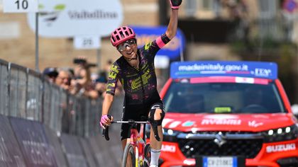 Emond soloes to sensational Stage 4 triumph at Giro d'Italia Women
