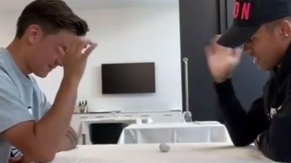 El hipnotizador juego de Dybala y Douglas Costa con una piedra y las manos sobre la mesa