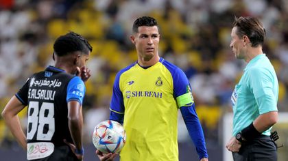 Voetbal | Woedende Ronaldo ontvangt geel nadat scheids voor rust fluit bij veelbelovende aanval