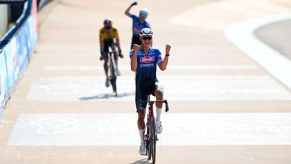 A Sanremo után itt egy újabb klasszikus, Van der Poel nyerte a Roubaix-t!