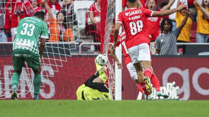 Mega-Fail bei Benfica-Spiel: Torwart rennt mit Ball ins eigene Tor