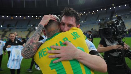 Après les larmes, Neymar a retrouvé le sourire dans les bras de Messi