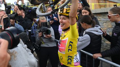 Niewiadoma clings onto yellow to deny Vollering in Alpe d'Huez classic