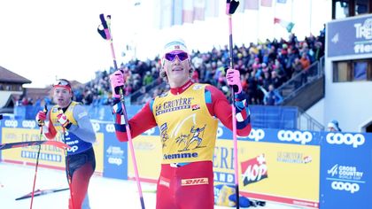 Tour de Ski | Klaebo nog steeds foutloos na zes etappes, wint ook massastart