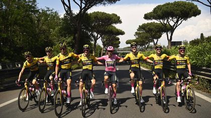 Wszyscy razem, w jednym uścisku. Tak się świętuje triumf w Giro d'Italia