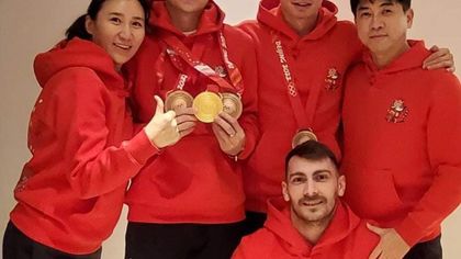 Campionul olimpic  Shaoang Liu i-a pus românului Emil Imre la gât medalia sa