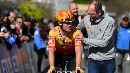 Sykkelstjernene fikk nærkontakt med aksjonister i Frankrike