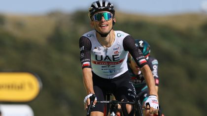 Rafał Majka na podium pierwszego etapu w Asturii