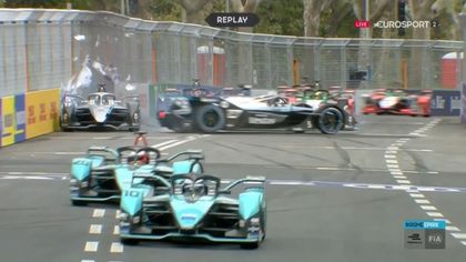 ¡Desastre de Mercedes! Vandoorne perdió el control y echó a De Vries
