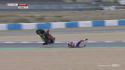 Aparatosa caída de Bautista en Jerez y la moto acaba hecha pedazos