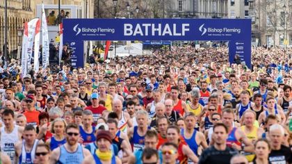 VIDEO: În plină pandemie de coronavirus, 6.200 de englezi au alergat la maratonul de la Bath