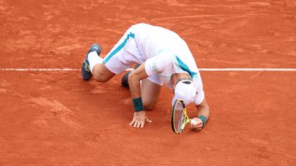 Roland Garros | Geblesseerde Bagnis valt op gravel bij serveren in partij tegen Medvedev