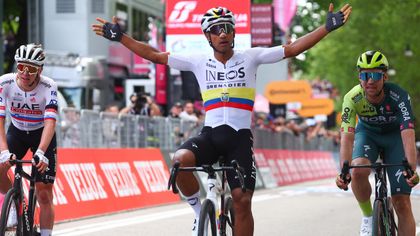 Giro d’Italia | Jhonatan Narváez verslaat Tadej Pogacar na grandioze strijd in Torino en pakt roze