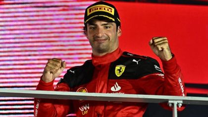 GP Singapur: Sainz suma la segunda con una clase magistral en el peor día de Alonso