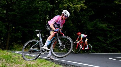 Giro Donne | Van Vleuten mist bocht zonder erg, Longo Borghini valt lelijk en verliest veel tijd