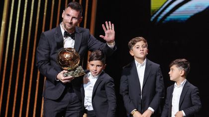 Messi: "Non c'è modo migliore che questo Pallone d'oro per fare gli auguri a Maradona"