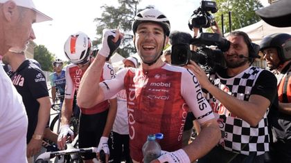 Nagyot hibázott a mezőny, világklasszis pályaversenyző nyert a Giro ötödik napján
