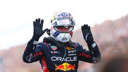 Verstappen vince tra sole e pioggia ed eguaglia Vettel, calvario Leclerc