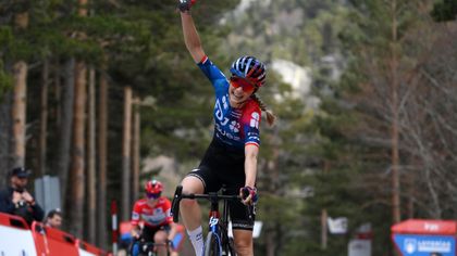 Highlights: Muzic outsprints Vollering to win Stage 6 of La Vuelta Femenina