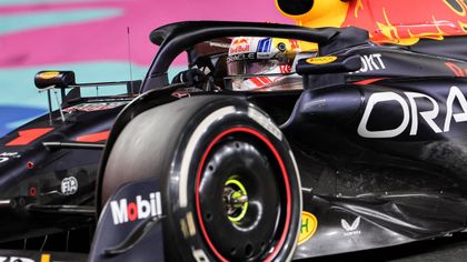 F1 | Verstappen dankzij knappe inhaalrace en gelukje met safetycar naar tweede plek in Jeddah