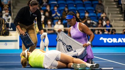 Osaka ends four-match losing streak after Saville retires due to nasty knee injury