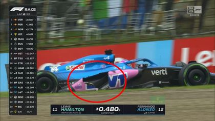 VÍDEO | Alonso abandona tras quedarse sin medio coche por un toque
