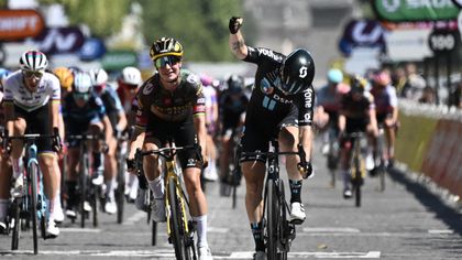 Wiebes résiste à Vos sur les Champs-Elysées : le résumé de la 1re étape du Tour femmes
