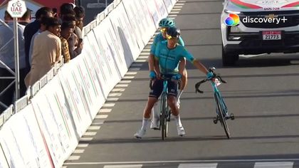 Bizarre scener i UAE Tour: To Astana-ryttere kører over stregen på samme cykel