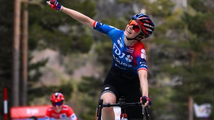 Muzic outsprints Vollering to victory in thrilling Vuelta Femenina Stage 6 finish