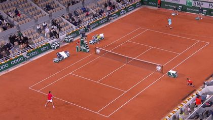 Nadal, recupero in diagonale sulla palla corta di Djokovic