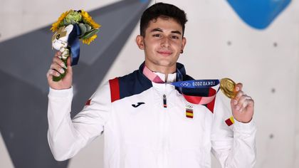 Escalada | Alberto Ginés, emocionado en lo más alto del podio recibiendo su medalla de oro