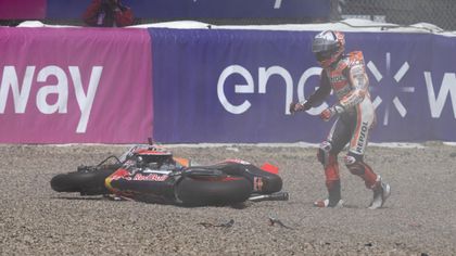 VÍDEO | Otra vez al suelo: Marc Márquez se cae en los Libres del GP de Holanda