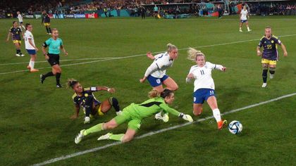 WK Vrouwen | Colombiaanse keepster helpt Sarina Wiegman een handje - Engeland naar halve finale